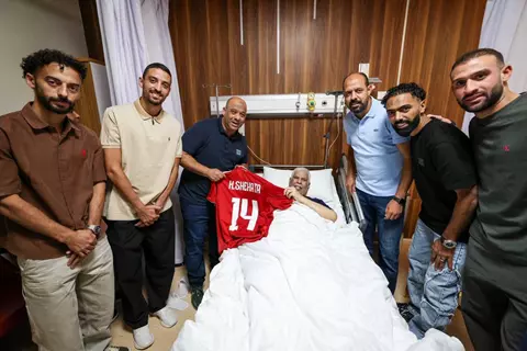 اسم المعلم ورقمه المفضل.. الأهلي يزور حسن شحاته ويهديه قميصًا استثنائيًا (صور)